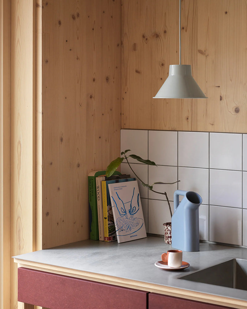 Tub Jug- Lyseblå karaffel kande fra Muuto i glaseret keramik med skrå håndtag og bred åbning